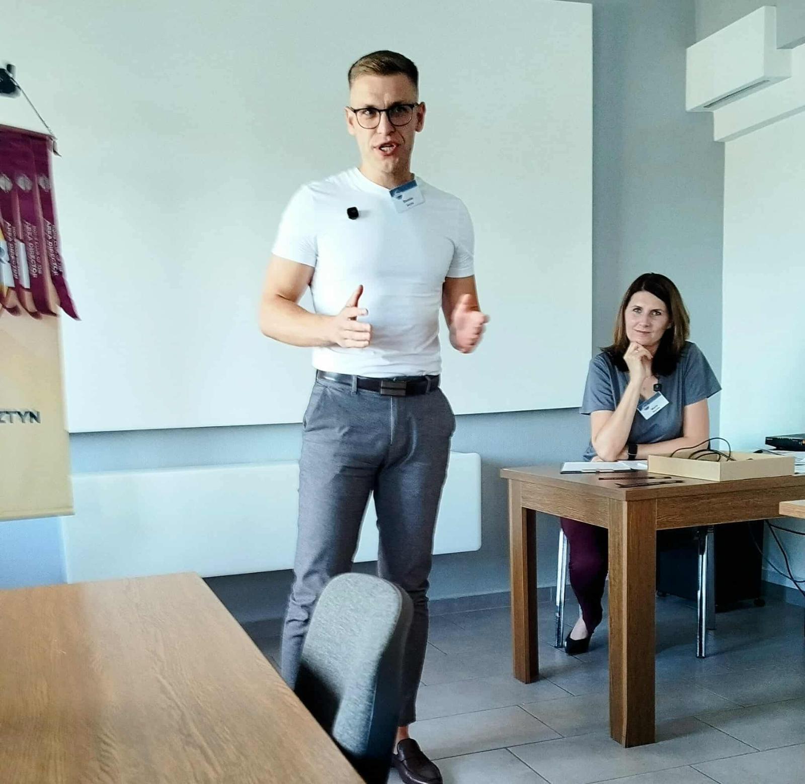 Członkowie klubu podczas dyskusji